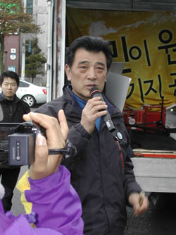 5-3mayor_outside_police_station_at_seogwipo_even_smaller